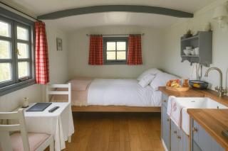 1 Bed Shepherds Hut - Sleeps 2 -Wood Fired Hot Tub - 8