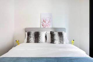 MHYL CBD Stylish 2B2B Apartment large balcony - 0