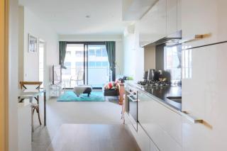 MHYL CBD Stylish 2B2B Apartment large balcony - 9