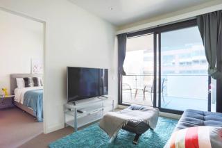 MHYL CBD Stylish 2B2B Apartment large balcony - 8