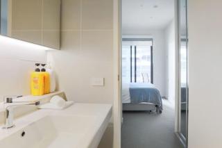 MHYL CBD Stylish 2B2B Apartment large balcony - 1