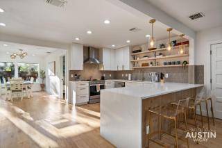 Bold MidMod 4BR 3BA Near SoCo w Private Pet-Friendly Yard and EV by Austin Vacay - Austin - 9