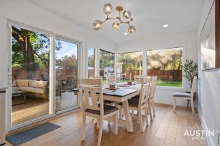 Bold MidMod 4BR 3BA Near SoCo w Private Pet-Friendly Yard and EV by Austin Vacay - Austin - 8