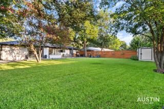 Bold MidMod 4BR 3BA Near SoCo w Private Pet-Friendly Yard and EV by Austin Vacay - Austin - 3