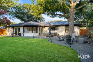 Bold MidMod 4BR 3BA Near SoCo w Private Pet-Friendly Yard and EV by Austin Vacay - Austin - 1
