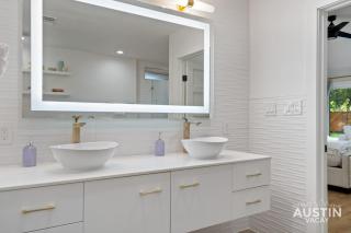 Bold MidMod 4BR 3BA Near SoCo w Private Pet-Friendly Yard and EV by Austin Vacay - 3