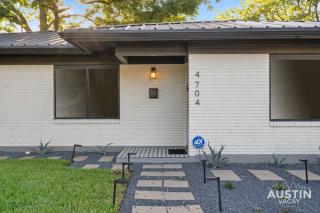 Bold MidMod 4BR 3BA Near SoCo w Private Pet-Friendly Yard and EV by Austin Vacay - 9