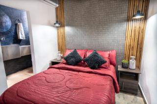 Provenza! Golden Jacuzzi - 5BR only 1 Block from lleras - 2