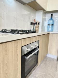 Modern 1BR near Junction Mall- Views, Pool, Gym - Nairobi - 3
