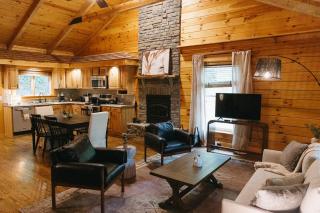 "Alpine Hills" Cozy Hideaway RRG Cabin w/ Hot Tub - Stanton - 0