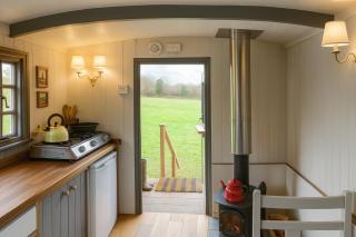 1 Bed Shepherds Hut - Sleeps 2 -Wood Fired Hot Tub - Charlton Musgrove - 6