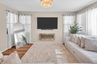 Stylish 3br 3 Bth w fireplace - 9