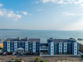 The Baywatch Resort - Traverse City - 7