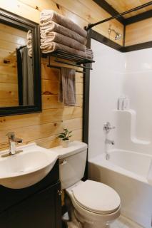 "Valley View Lodge" RRG - Modern Stay w/ Hot-tub - Stanton - 4