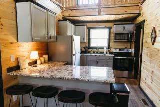 "Valley View Lodge" RRG - Modern Stay w/ Hot-tub - Stanton - 2