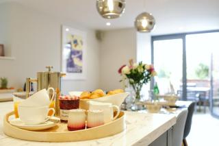 Luxury 3-Bed Apartment - Spacious, Stylish Stay - 5