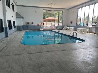 Super 8 by Wyndham Houghton Lake - 4