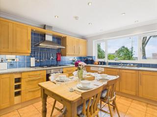 Explore North Cornwall from this Spacious 3‑Bedroom Holiday Home | Moments from the Camel Trail | Near Showground | Walk to Wadebridge Eateries | Easy Access to Padstow, Rock & the Coast | Free Parking - 4