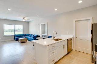 Commute to Fort Worth Newly Built Apt with Pool - Crowley - 2