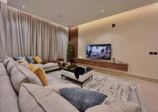 Comfort Stay-3BR, 3 Bath, Balcony & Free Parking - 7