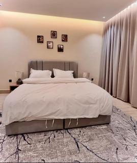 Comfort Stay-3BR, 3 Bath, Balcony & Free Parking - 2