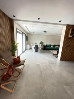 Beachside Bliss: Cozy Surf Villa - 4