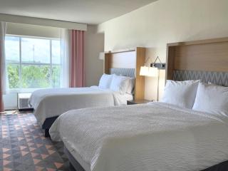 Holiday Inn & Suites - Fayetteville W-Fort Bragg Area by IHG - 2