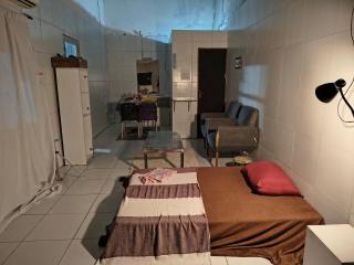 Espaço individual com sofá-cama rede mesa de jantar poltronas Ar Banheiro compartilhado - 6