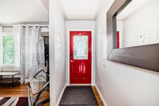 Transit-friendly, Cozy Retreat in the Southeast - Calgary - 9