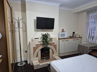 Cranford , Heathrow Airport - Cranford - 9