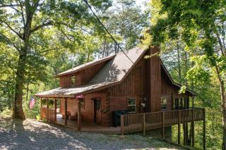 Sleeps 20 3 Cabins w Hot Tubs Game Room Fire Pit Dudley Trio by AvantStay - Sevierville - 0