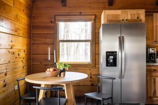 Sleeps 20 3 Cabins w Hot Tubs Game Room Fire Pit Dudley Trio by AvantStay - Sevierville - 1