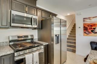 5 Mi to Vegas Strip Family Townhome Near Parks! - Las Vegas - 2