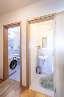Modern 2-Bedroom - Fully Outfitted - Free Parking - Bratislava - 5