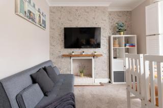Gorgeous 2-Bed Located in Quiet Area with Nearby Stations - 0