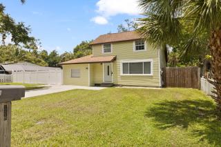 Two-Story Beach Cottage - 7