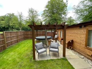 Lakeside Lodge 2, With Log burning Hot tub - Everton - 7