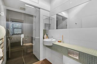 Panoramic lake views - Easy walk to town! - 7