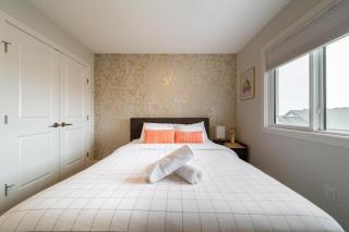 Spacious 5BR Family Home with Hot Tub, 7 Beds, Near West Edmonton Mall - Edmonton - 3
