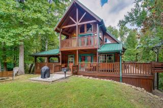 Gatlinburg Getaway - Private Theater & Hot Tub - 0