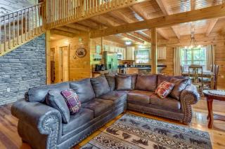 Gatlinburg Getaway - Private Theater & Hot Tub - 9