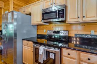 Gatlinburg Getaway - Private Theater & Hot Tub - 1