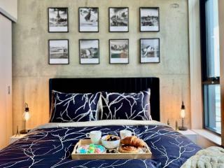 Elegant, Comfy & Sophisticated MetroLux Downtown Suite - 8