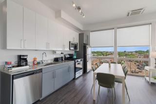 2BR City Loft Sweeping Glass Views - Chicago - 3