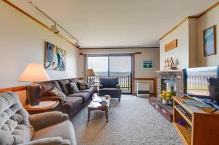Mtn Views and Pool Access Lake Memphremagog Condo! - Newport - 7