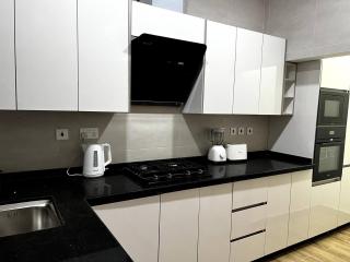 Cozy 2 Bedroom with a pool & gym, centrally placed - Accra - 4