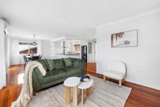 4BR Retreat with Pool & Scenic High Steps View - Rochedale South - 8