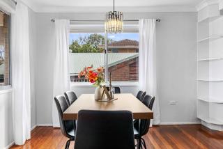 4BR Retreat with Pool & Scenic High Steps View - Rochedale South - 6