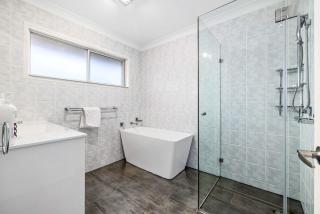 4BR Retreat with Pool & Scenic High Steps View - Rochedale South - 4