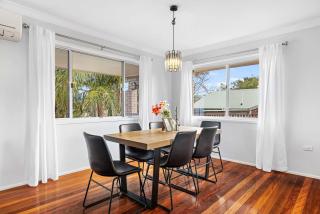 4BR Retreat with Pool & Scenic High Steps View - Rochedale South - 2